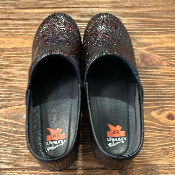 Dansko XP metallic red and black embossed snakeskin print clogs - Picture 3 of 5